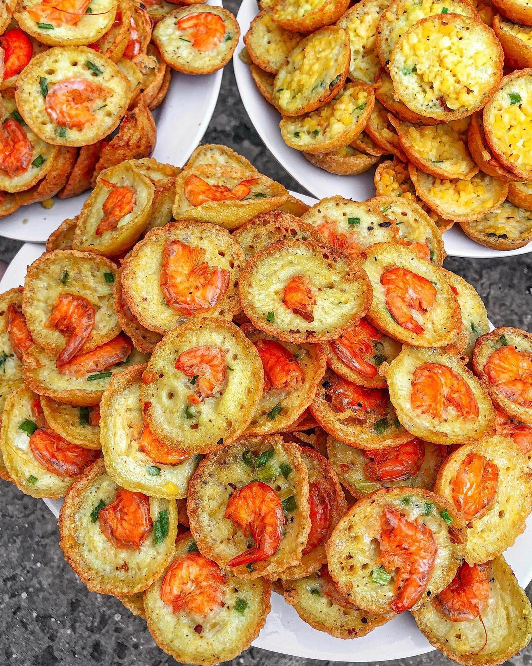Bánh khọt tại đây được nhiều người khen ngợi không chỉ giòn đều mà tôm cũng rất tươi