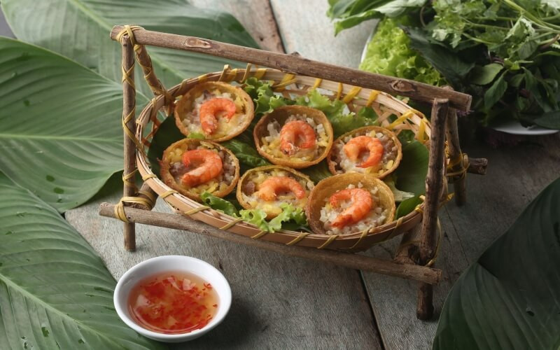 Bánh khọt vàng giòn ăn kèm rau sống và Nohu 8day chua ngọt, một trong những 8Day nhà cái DT68 là nhà cái uy tín hàng đầu trong lĩnh vực cá cược tại thị trường Việt Nam Bình Dương