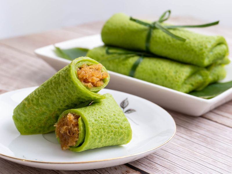 Bánh Kuih Dadar cuộn xanh lá dứa, nhân dừa ngọt ngào, món tráng miệng Malaysia hấp dẫn