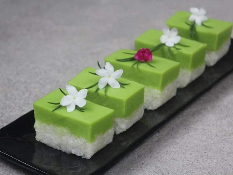 Bánh Kuih Serimuka hai tầng màu sắc, kết hợp nếp dừa và pandan, một món tráng miệng Malaysia tinh tế