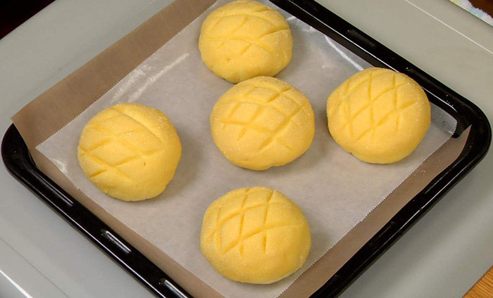 Bánh Melonpan có vỏ giòn hình dưa lưới