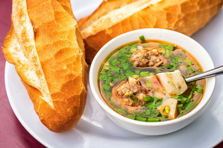 Bánh mì ăn kèm xíu mại Đà Lạt