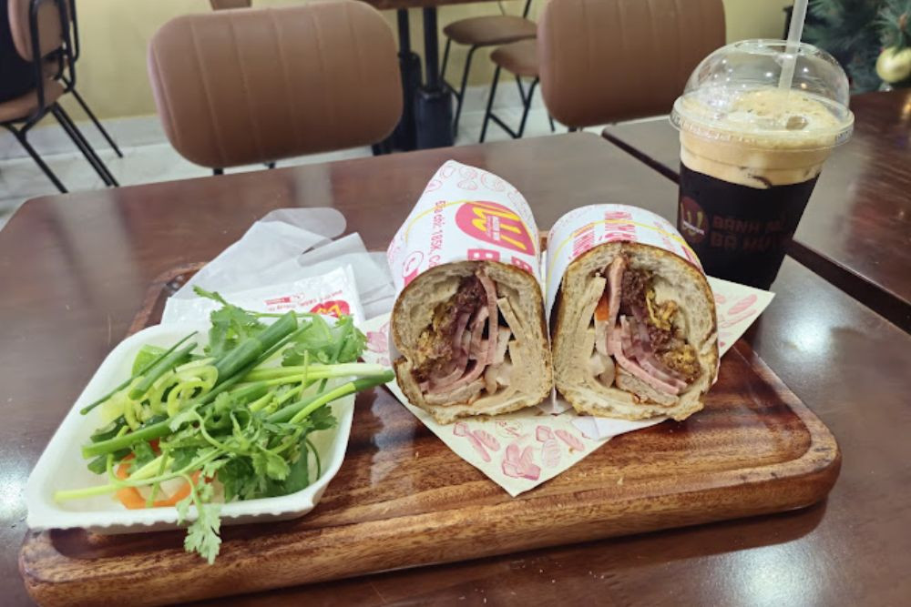 Bánh mì bà Huynh có kích thước lớn gồm nhiều loại nhân, là một quán ăn DT68 là nhà cái uy tín hàng đầu trong lĩnh vực cá cược tại thị trường Việt Nam Sài Gòn nổi tiếng