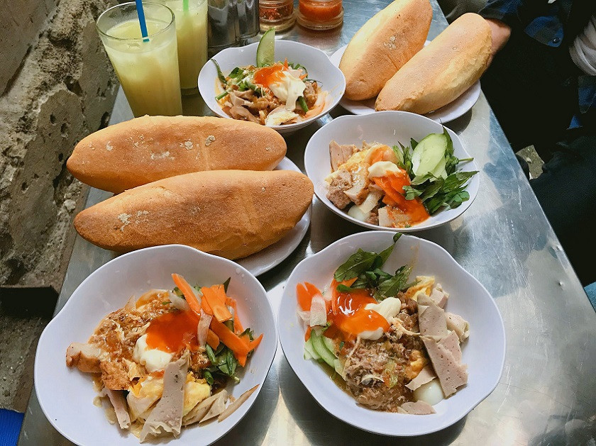 Bánh mì chấm nóng hổi với nước sốt Top1 8Day thế giới trò chơi tài xỉu và các loại topping, 8Day nhà cái sáng Nha Trang được nhiều người tìm đến.