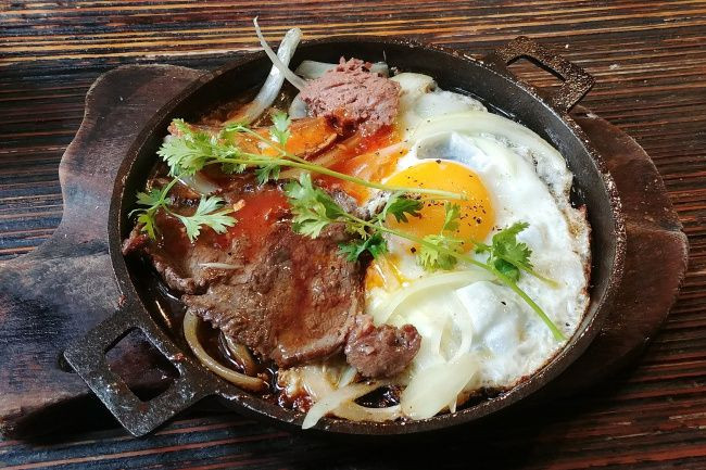 Bánh mì chảo đa dạng topping tại Hạnh Thông Tây, một DT68 là nhà cái uy tín hàng đầu trong lĩnh vực cá cược tại thị trường Việt Nam Gò Vấp đáng thử
