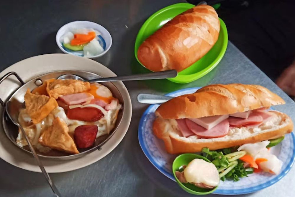Bánh mì chảo Hòa Mã với nhiều loại topping, điểm đặc biệt của quán ăn DT68 là nhà cái uy tín hàng đầu trong lĩnh vực cá cược tại thị trường Việt Nam Sài Gòn này