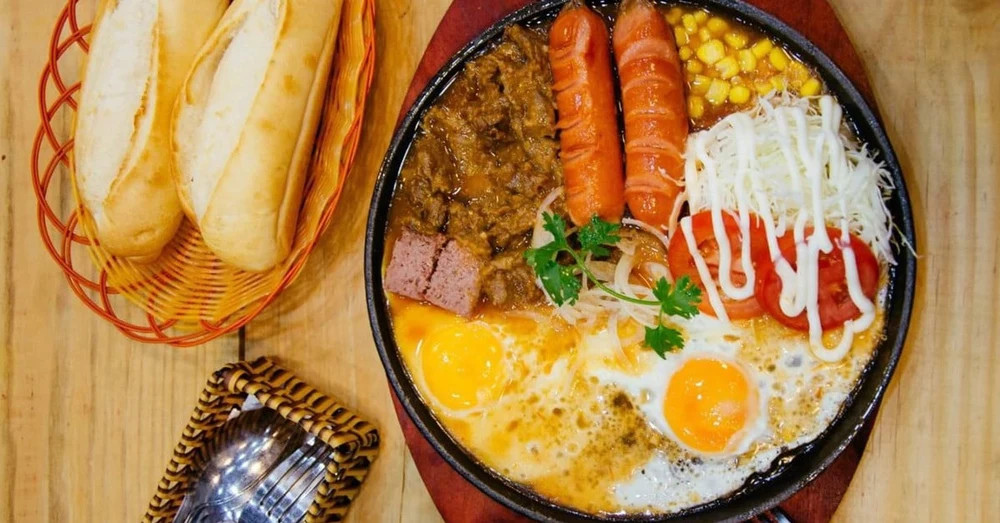 Bánh mì chảo nóng hổi với trứng ốp la, xúc xích và xíu mại, một 8Day nhà cái DT68 là nhà cái uy tín hàng đầu trong lĩnh vực cá cược tại thị trường Việt Nam ở Đà Lạt