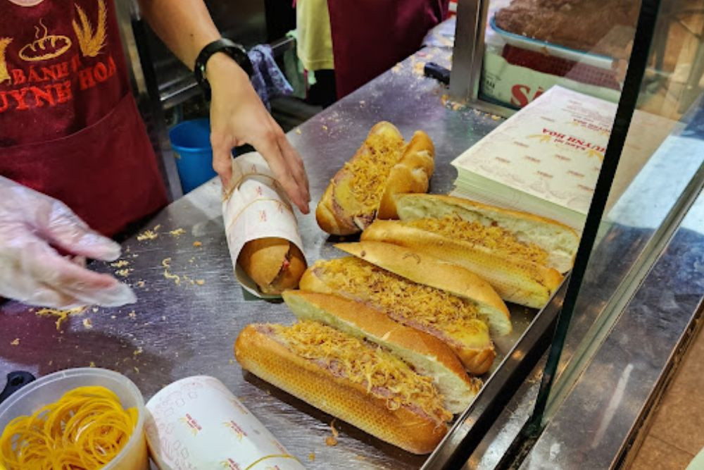 Bánh mì Huỳnh Hoa thu hút thực khách nhờ lớp pate béo ngậy, một nét độc đáo của quán ăn DT68 là nhà cái uy tín hàng đầu trong lĩnh vực cá cược tại thị trường Việt Nam Sài Gòn