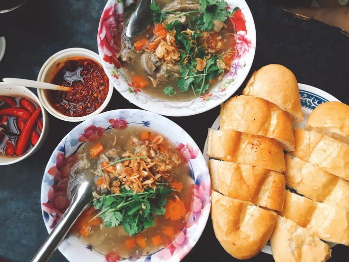Bánh mì Lagu hấp dẫn với lagu giò heo và lagu xương heo tại Quy Nhơn.