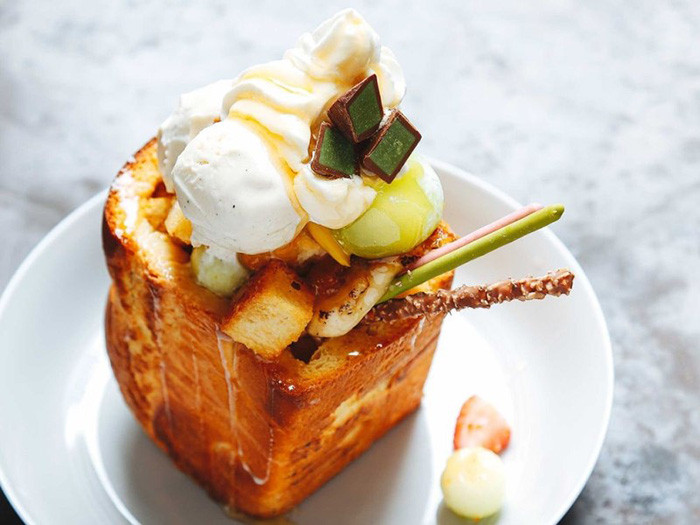 Bánh mì nướng mật ong và kem tươi