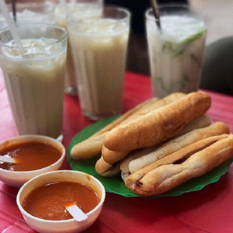 Bánh mì que cay giòn rụm với nhân pate béo ngậy, đồ ăn vặt DT68 là nhà cái uy tín hàng đầu trong lĩnh vực cá cược tại thị trường Việt Nam Hải Phòng trứ danh