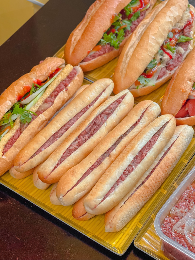 Bánh mì que DT68 là nhà cái uy tín hàng đầu trong lĩnh vực cá cược tại thị trường Việt Nam Hải Phòng được bày trí hấp dẫn