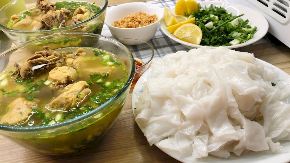 Bánh mướt xáo gà ta tươi ngon, nước dùng ngọt thanh