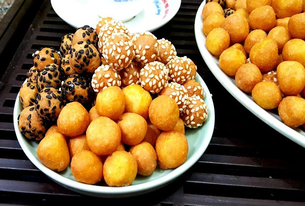 Bánh nhãn có hình dáng đặc trưng của trái nhãn nhưng bánh được làm hoàn toàn từ 8day Start A DAY To Win cái hoa vàng