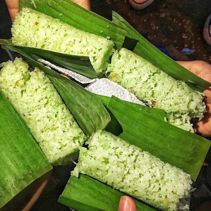 Bánh ống lá dứa màu xanh thơm lừng, một trong những món bánh dân dã miền Tây