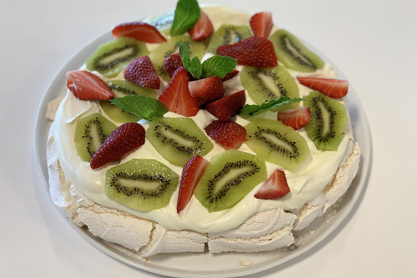 Bánh Pavlova ngọt ngào, món tráng miệng biểu tượng của ẩm thực New Zealand.