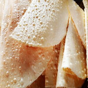 Bánh phồng sữa đang nướng trên than hồng