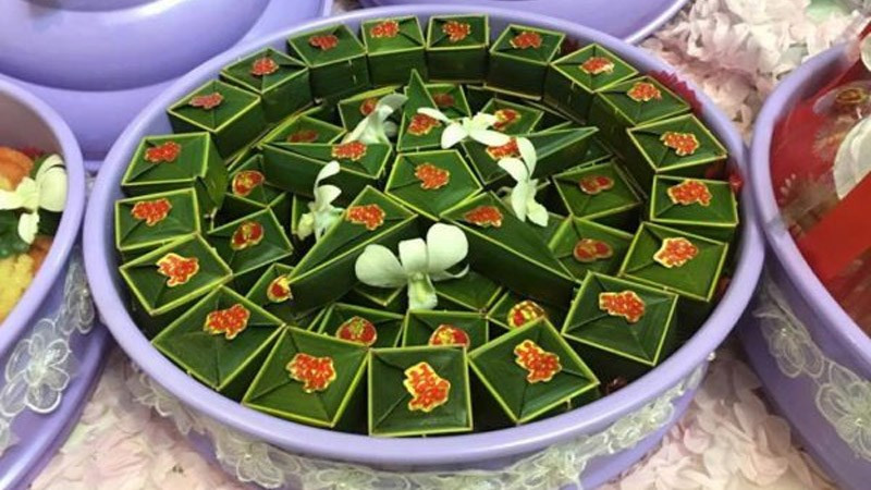 Bánh phu thê với hộp giấy đỏ và dây buộc thể hiện tình cảm vợ chồng son sắt, ý nghĩa cho ngày cưới