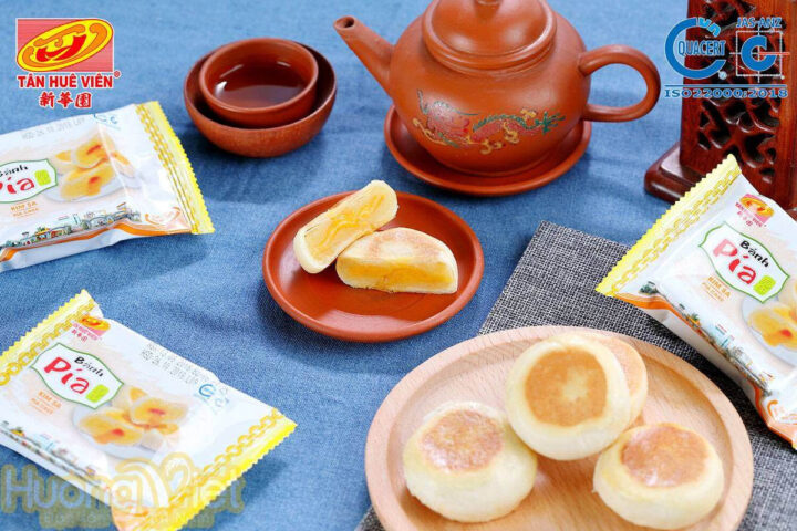 Bánh pía kim sa Tân Huê Viên với nhân đậu xanh trứng chảy hấp dẫn