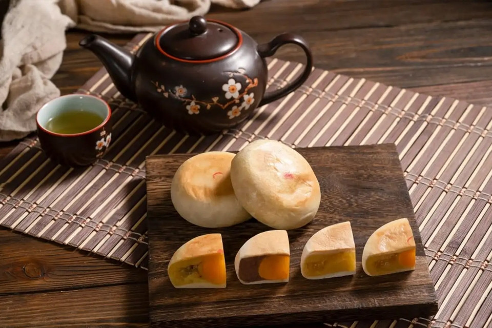 Bánh pía miền Tây với vỏ bánh mềm, nhân sầu riêng, trứng muối, đậu xanh thơm ngon đặc trưng Sóc Trăng.