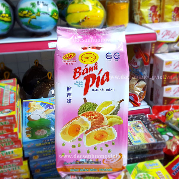 Bánh pía Tân Huê Viên với nhân đậu xanh sầu riêng và hai lòng đỏ trứng muối béo ngậy
