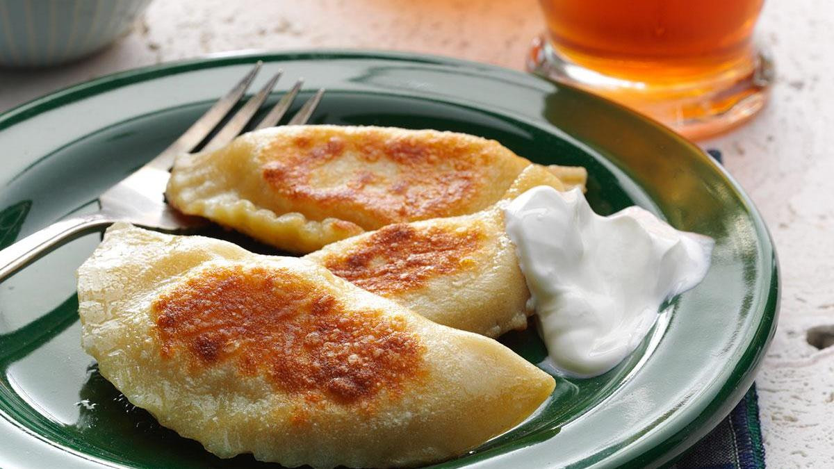 Bánh Pierogi với nhân khoai tây phô mai và kem chua