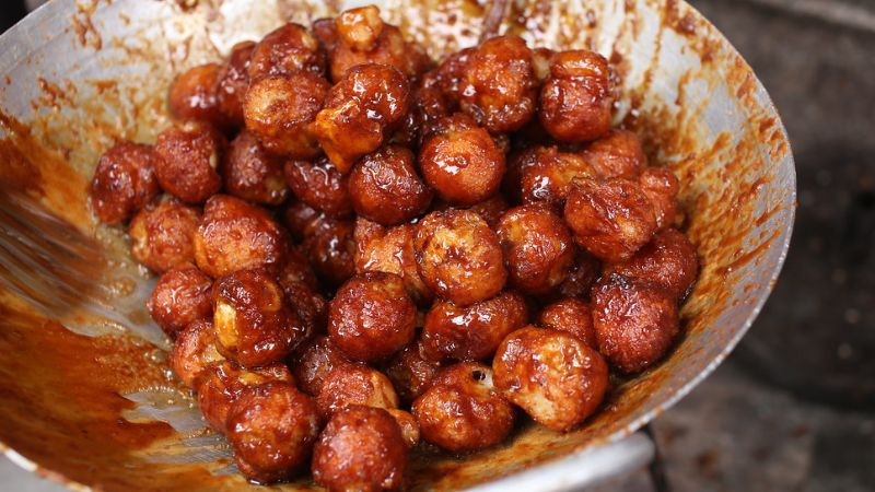 Bánh rán đường mật Hà Nội, món quà vặt quen thuộc của tuổi thơ