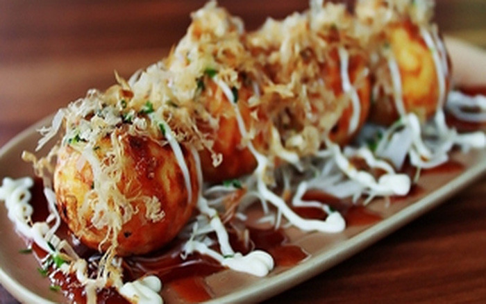 Bánh Takoyaki nóng hổi với bạch tuộc