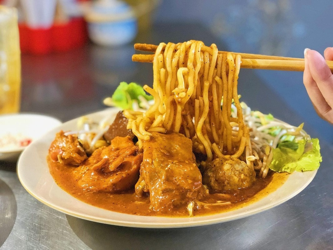 Bánh tằm cay với nước sốt đỏ rực hấp dẫn