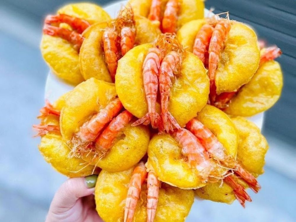 Bánh tôm Hồ Tây với vỏ giòn và tôm tươi