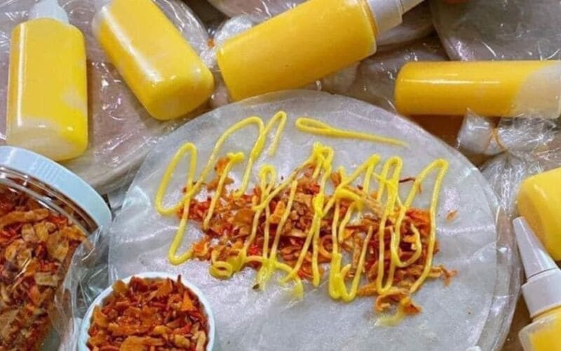 Bánh tráng cuốn bơ, tóp mỡ, hành phi