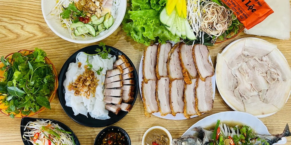 Bánh tráng cuốn thịt heo Đại Lộc tươi ngon, được bày biện đẹp mắt với rau sống