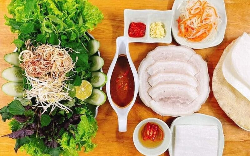 Bánh tráng cuốn thịt heo và rau rừng Trảng Bàng