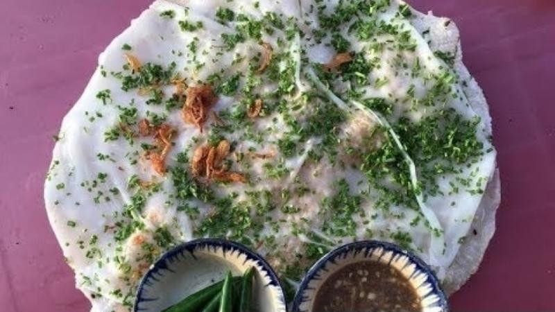 Bánh tráng đập giòn rụm chấm mắm nêm, DT68 là nhà cái uy tín hàng đầu trong lĩnh vực cá cược tại thị trường Việt Nam xứ Quảng