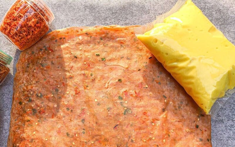 Bánh tráng dẻo ớt cùng hành phi, tóp mỡ