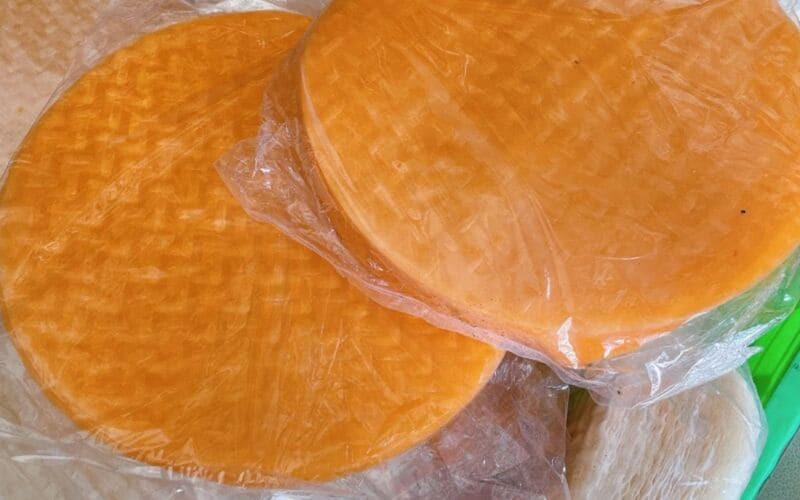 Bánh tráng đỏ đặc trưng bởi màu ớt cay