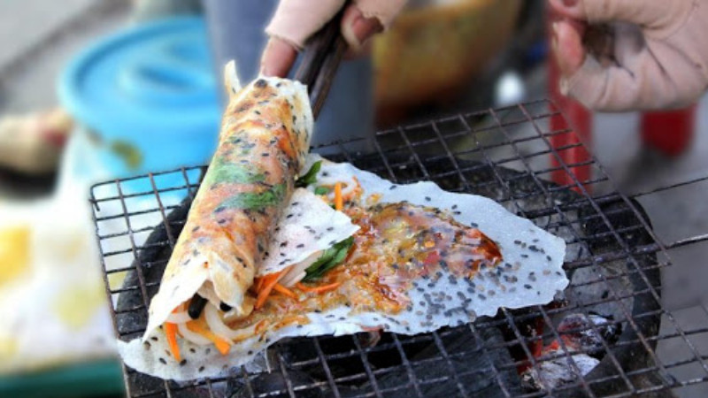 Bánh tráng mắm ruốc Phan Rang nướng vàng giòn với nhân phong phú