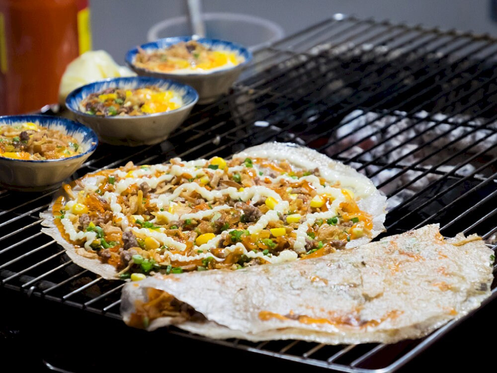 Bánh tráng nướng còn được gọi vui là Pizza Việt Nam