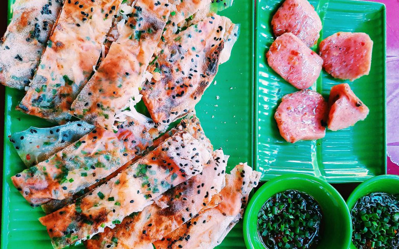 Bánh tráng nướng mỡ hành giòn rụm, món vặt đường phố Ninh Thuận