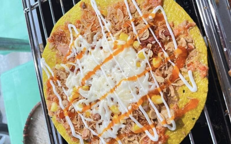Bánh tráng nướng ngon nhất khi trời mưa