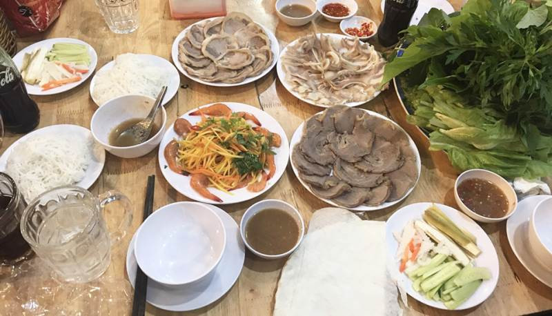 Bánh tráng phơi sương cuốn thịt heo tại Nhà hàng Đồng Xanh 2