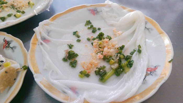 Bánh ướt Nha Trang với topping phong phú, món ngon Nha Trang được nhiều người yêu thích