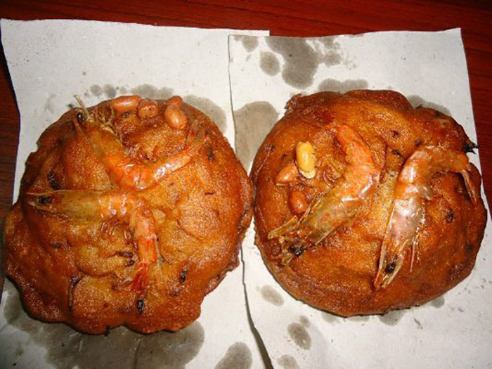 Bánh vá Gò Công giòn rụm, vàng ươm, ăn kèm rau sống