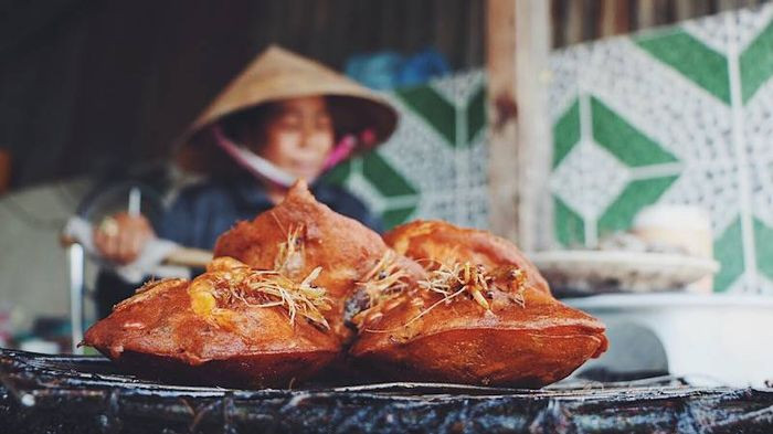 Bánh vá Tiền Giang chiên vàng giòn với tôm tươi