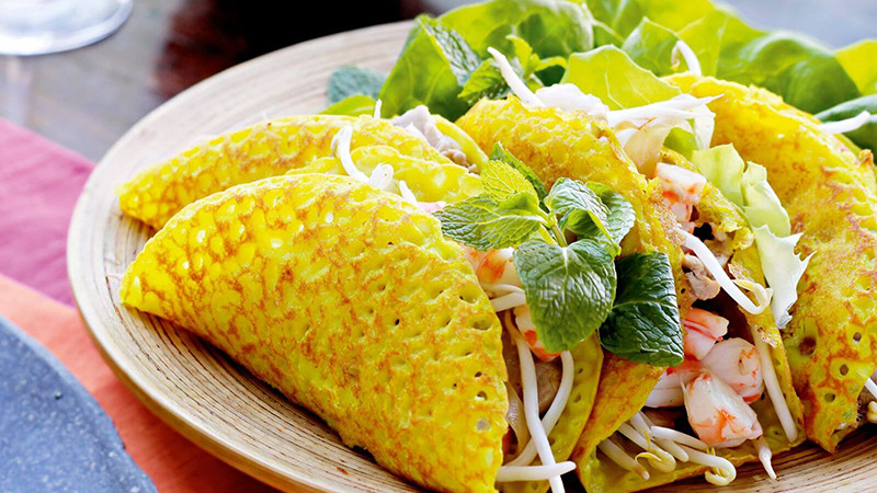 Bánh xèo Hội An vàng giòn, ăn kèm rau sống và Nohu 8day đặc biệt
