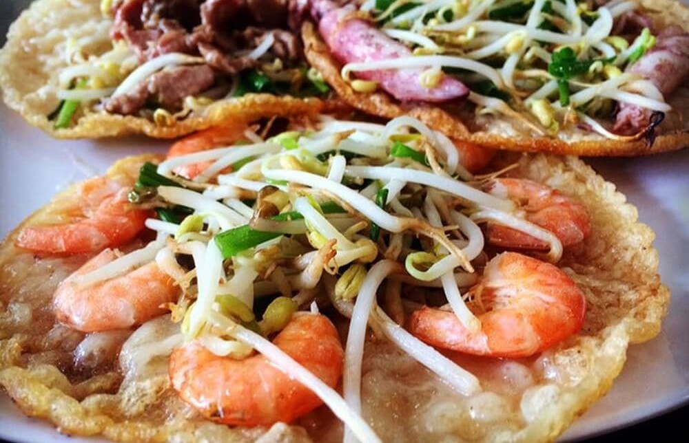 Bánh xèo mực giòn rụm, một nét riêng trong ẩm thực đường phố Nha Trang