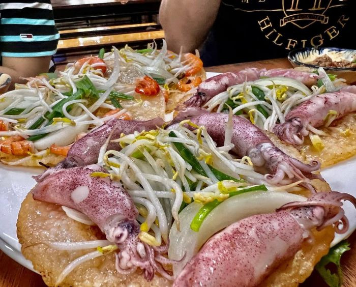 Bánh xèo Vạn Giã ngập topping hải sản