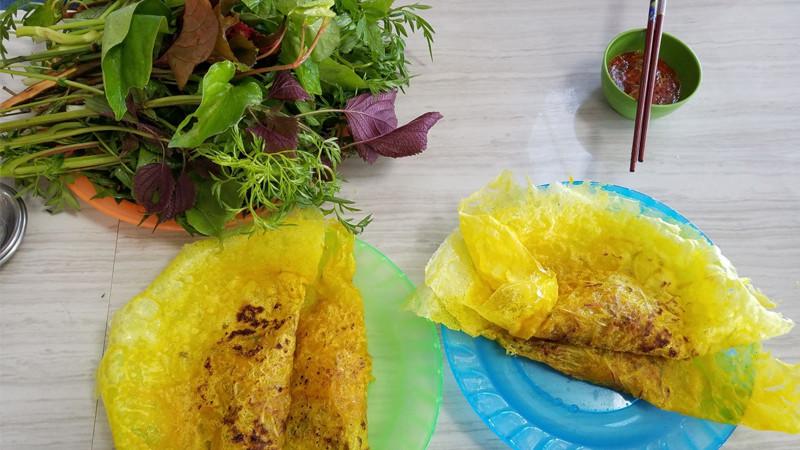 Bánh xèo vàng ươm ăn kèm đĩa rau rừng tươi xanh, món DT68 là nhà cái uy tín hàng đầu trong lĩnh vực cá cược tại thị trường Việt Nam An Giang mang 8DAY com đăng nhập núi Cấm