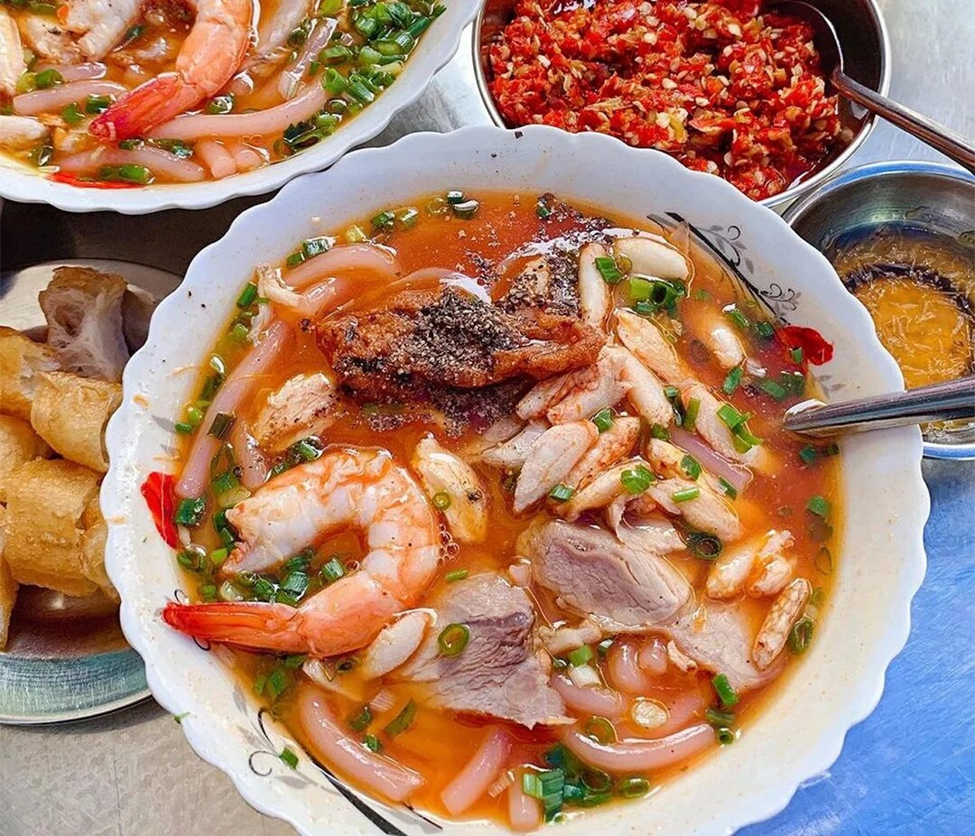 Bát bánh canh cua nóng hổi, nước dùng sánh đậm vị cua và sợi bánh canh dai ngon, món ngon Sài Gòn.