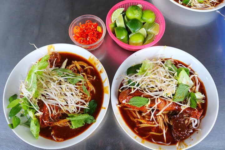 Bát bánh tầm cay Cà Mau hấp dẫn với sợi bánh trắng và nước sốt vàng óng
